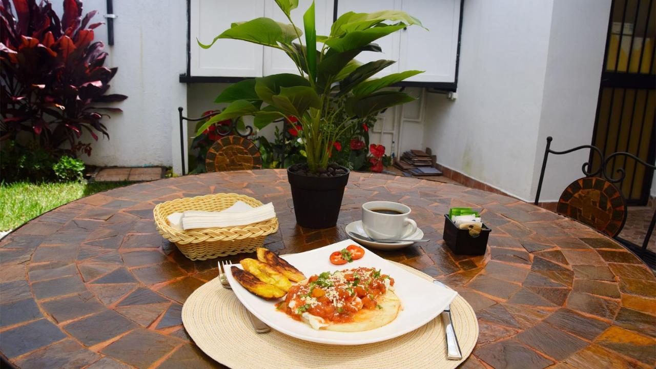 Trebol Amarillo Bed & Breakfast Escazu Bagian luar foto
