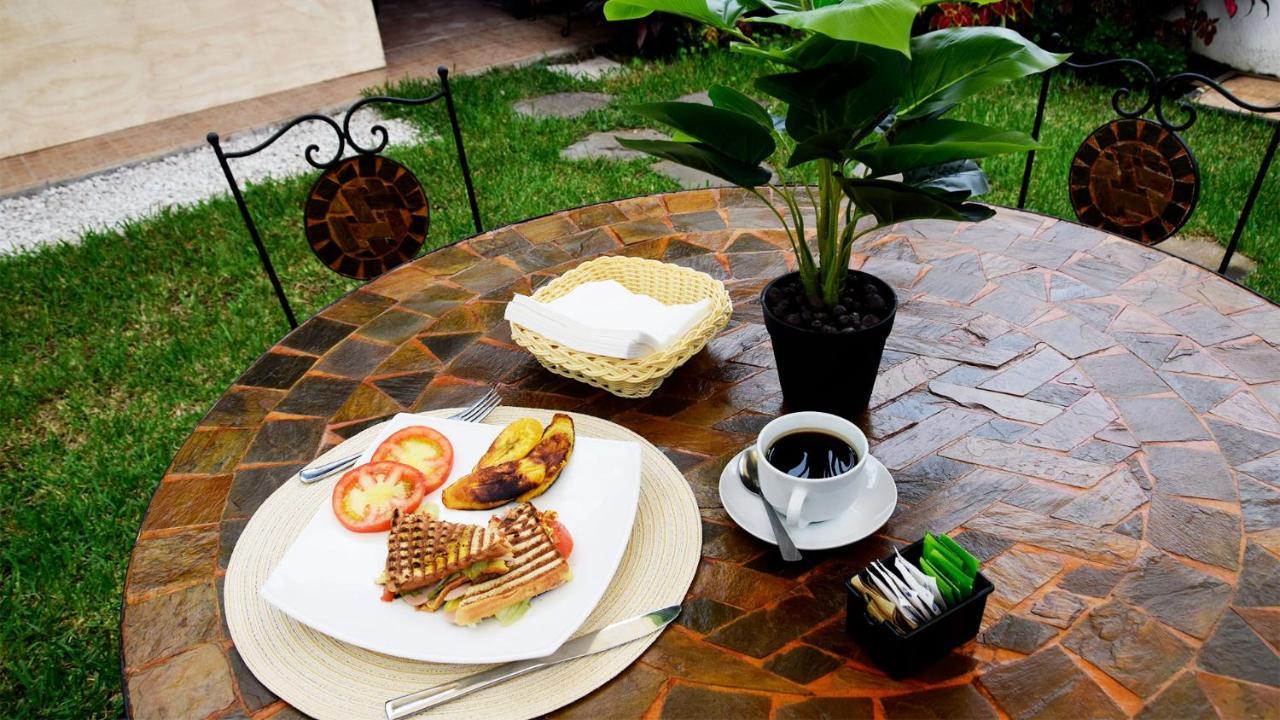 Trebol Amarillo Bed & Breakfast Escazu Bagian luar foto