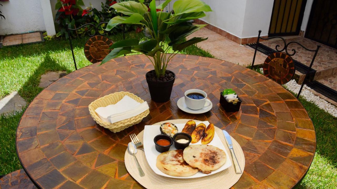 Trebol Amarillo Bed & Breakfast Escazu Bagian luar foto